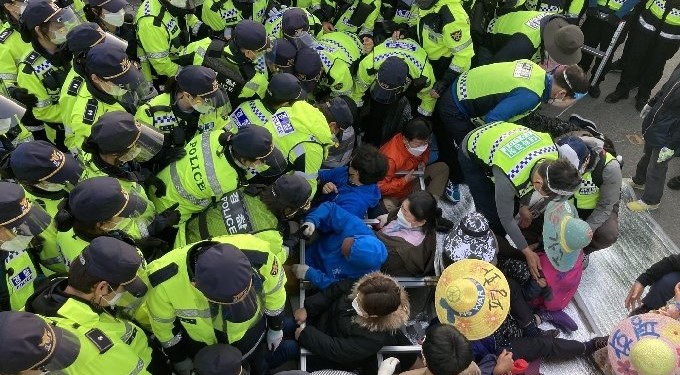 사드물자반입과정에서 경찰폭력 심각 … 〈대학생 목과 얼굴 허벅다리로 눌러〉