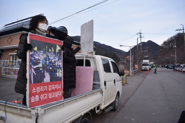 경찰, 사드기지차량반입위해 새벽부터 마을회관 봉쇄 … 주민들 반발 심화