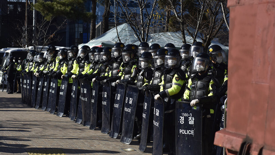 교활한 악폐경찰은 극우무리와 함께 반드시 청산된다