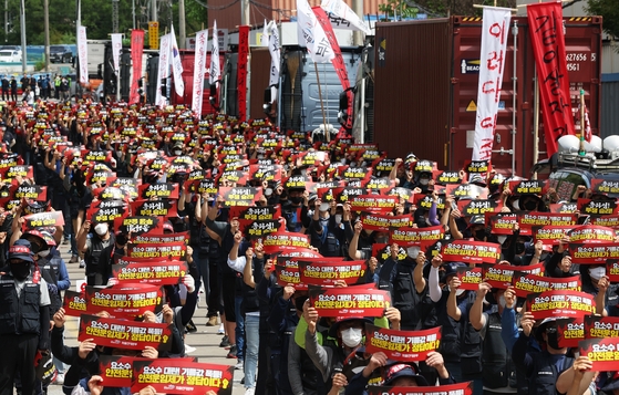 화물연대 〈경찰의 무차별체포가 갈등 부추겨〉