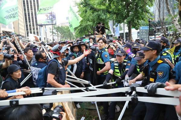 경찰, 양희동열사시민분향소 강제철거 … 〈연행자 부상자 발생〉