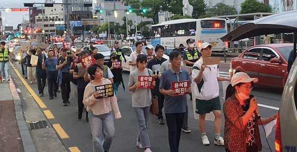 윤석열퇴진 촛불 타올라 .. 〈탄압이면 항쟁이 제주도민의 정신〉