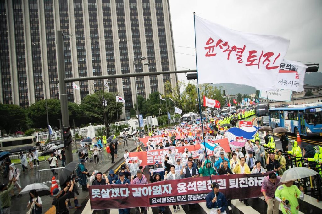 윤석열퇴진운동본부 〈못살겠다! 갈아엎자! 윤석열정권 퇴진하라!〉