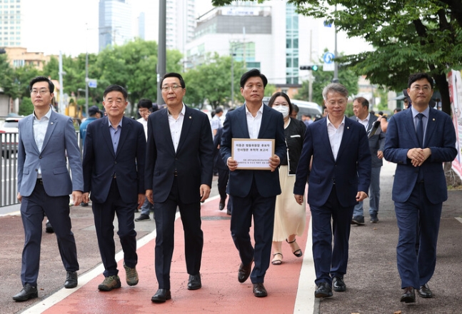 야권, 이동관임명강행은 〈언론자유의 재앙〉