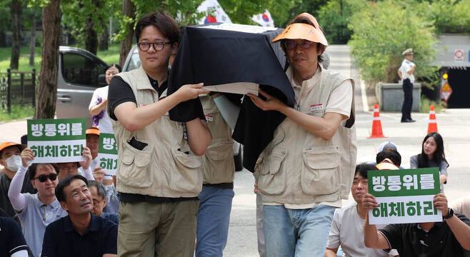 〈언론통제방송장악〉 방통위 스스로 사망신고