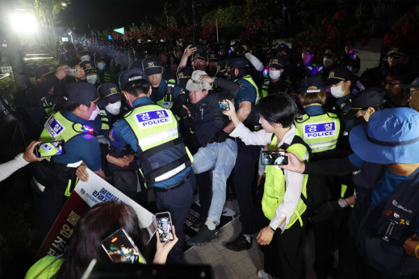 경찰, 심야시간 집회·시위금지 추진… 〈헌법이 금지하는 집회허가제 운영〉