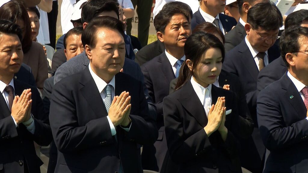 김건희 공개행보 재개 … 여야 〈여러 의혹 해명이 우선〉 