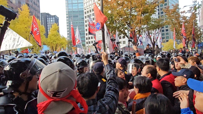 경찰, 노동자대회·윤석열퇴진집회 폭력진압·10명체포