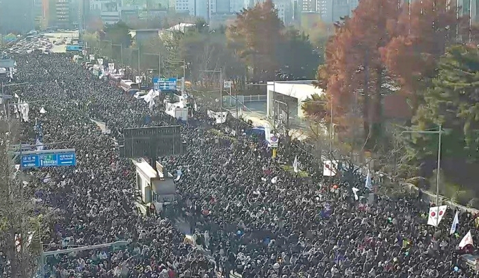 국회앞촛불 200만집결 … 탄핵통과 환호