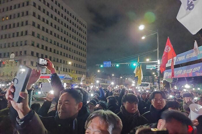 비상계엄 새벽 국회점거시위 … 국회 비상대기