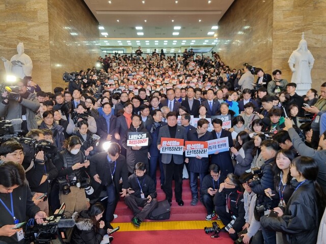 〈윤석열국회이동〉 속보 … 야권 국회진입사수농성