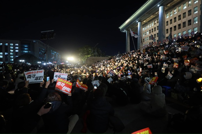 국회앞촛불집회 〈내란수괴 윤석열을 즉각 체포하자〉