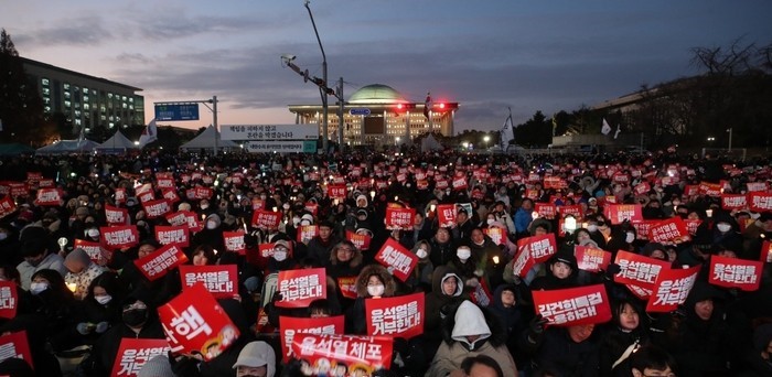 양대노총, 탄핵거부 국민의힘에 〈내란공범〉〈정당해산〉