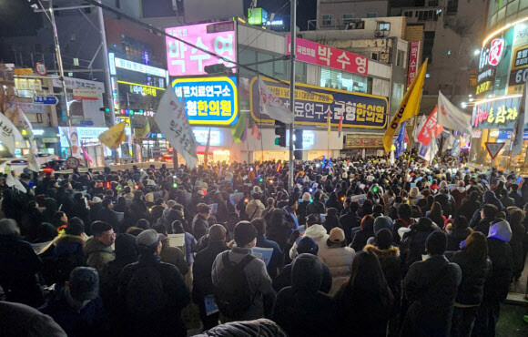 부산시민100여명, 윤석열탄핵반대 여당의원 사무실 항의방문