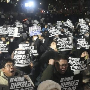 헌재인근 촛불문화제 〈오늘 공수처는 내란수괴 윤석열 체포를 포기〉