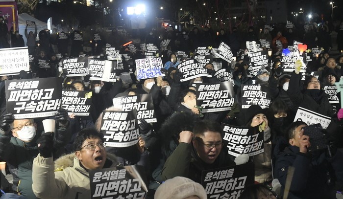 헌재인근 촛불문화제 〈오늘 공수처는 내란수괴 윤석열 체포를 포기〉