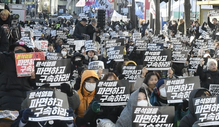 122차촛불문화제 〈전두환을 끝장낸 것처럼 윤석열도 작살을 내버리겠다〉