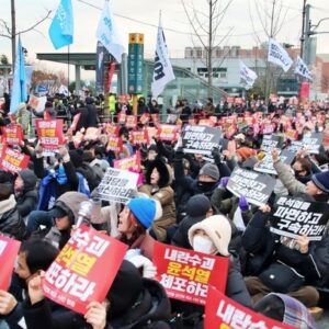 대통령관저앞 윤석열김건희체포시민행동 〈내란 수괴와 동조세력들은 선을 넘었다〉