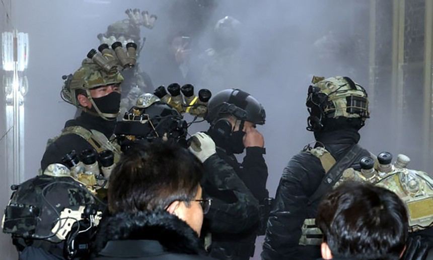 전수방사령관 첫증언 〈윤석열, 문 부수고 끄집어내라했다〉